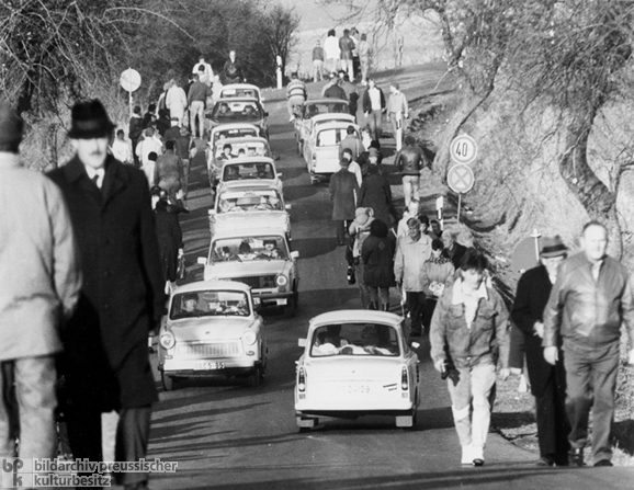 Verkehr an der Grenzöffnung bei Rasdorf in Hessen (19. November 1989)